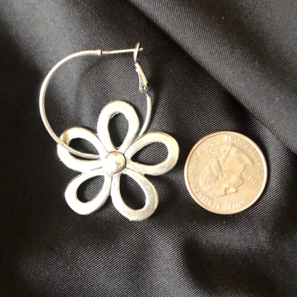 Cute flower earrings silver - Picture 3 of 3